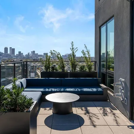 2Bd Midtown Atl W-Balcony & Black Truck Option